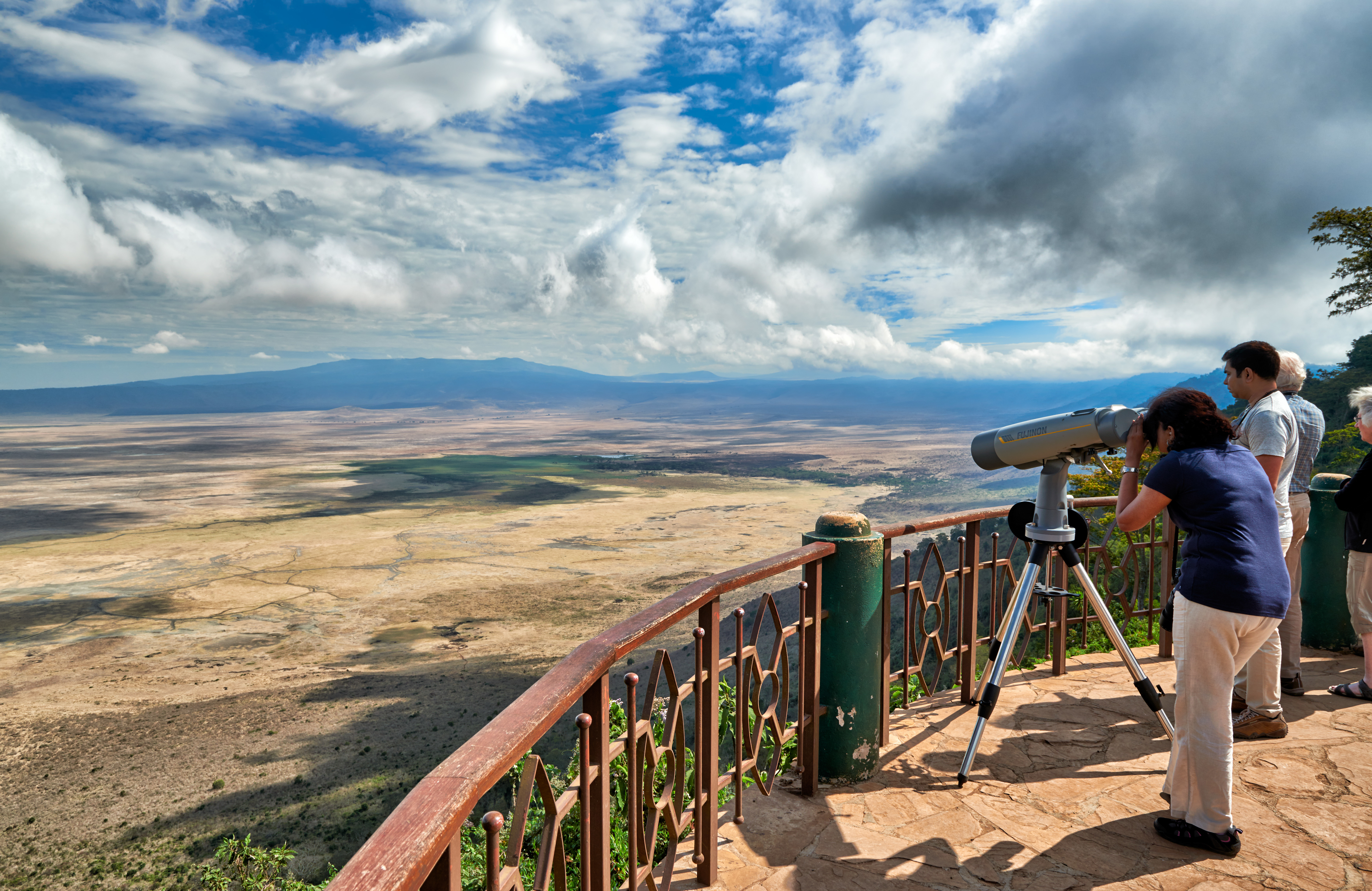 Blick vom Rand in den Ngorongoro Krater, UNESCO Weltnaturerbe, Tansania, Afrika |view from the rim into the Ngorongoro crater, Ngorongoro Conservation Area, UNESCO world heritage site, Tanzania, Africa|